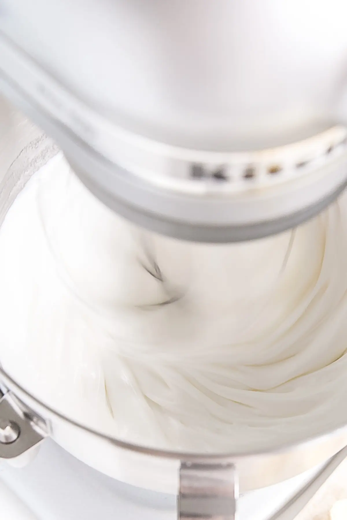 This old-fashioned 7 minute frosting recipe is light, delicious, and easy to make. A pure white frosting that's perfect for a variety of delicious desserts. | livforcake.com The meringue in the mixer thickening up.