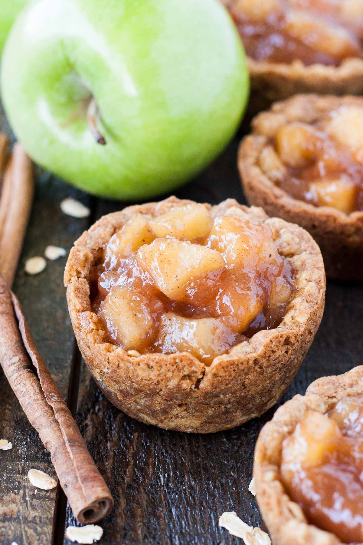 These Apple Crisp Cookie Cups combine classic oatmeal cookies with homemade apple pie filling for the perfect comfort food. | livforcake.com Oatmeal cookie cups with apple pie filling.