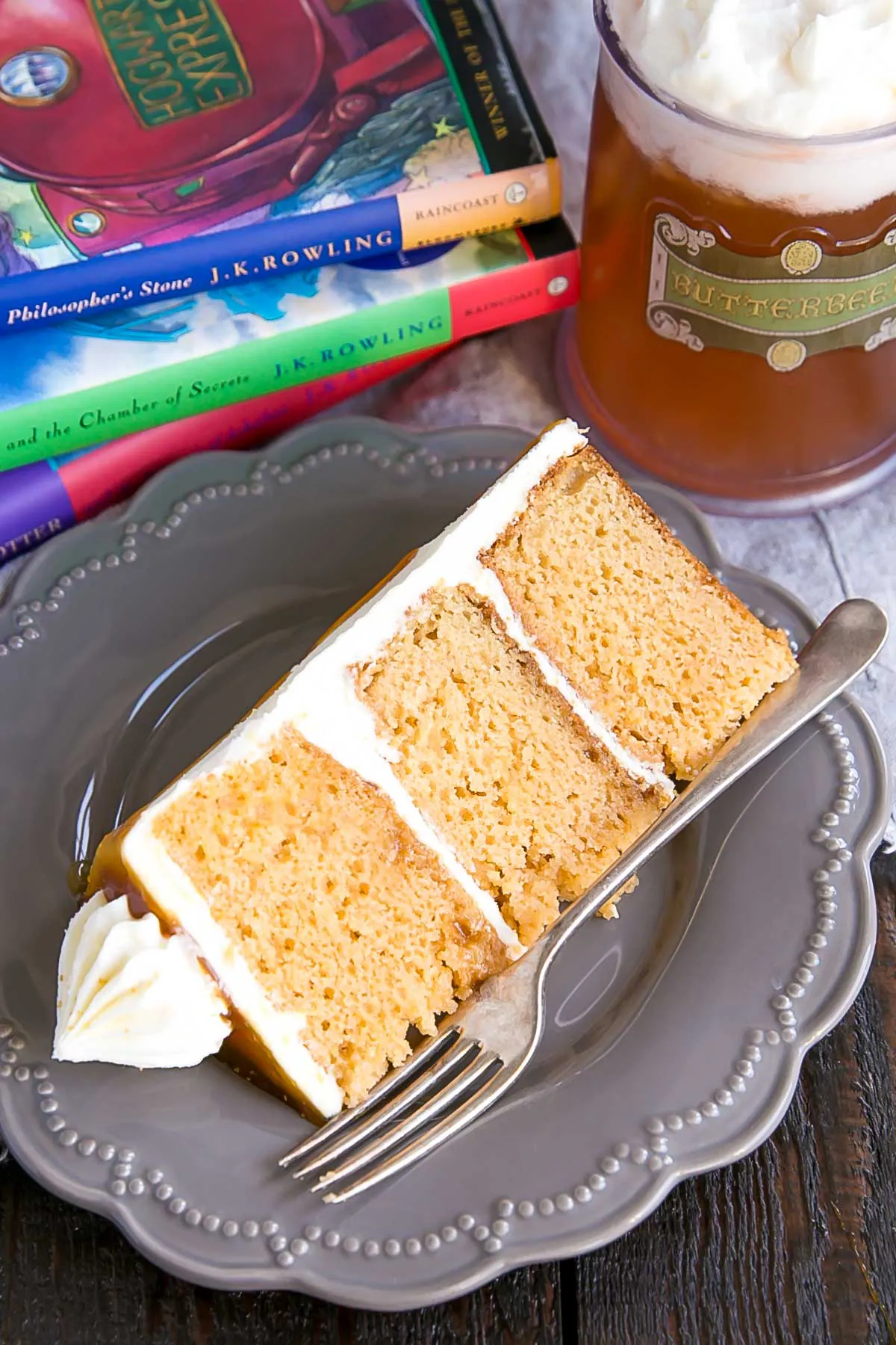 Harry Potter Cake! This Butterbeer cake combines butterscotch, cream soda, and marshmallow all in one spellbinding dessert. | livforcake.com Harry Potter Cake. Butterbeer Cake slice.