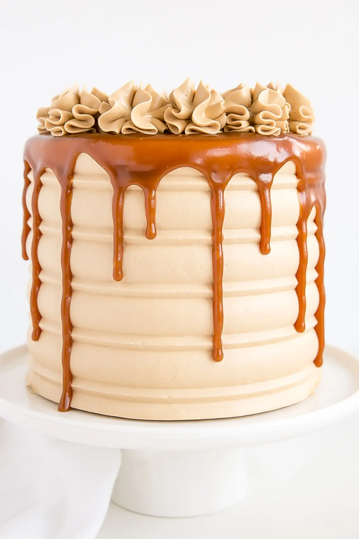 Close up of caramel drip on the sides of the cake.