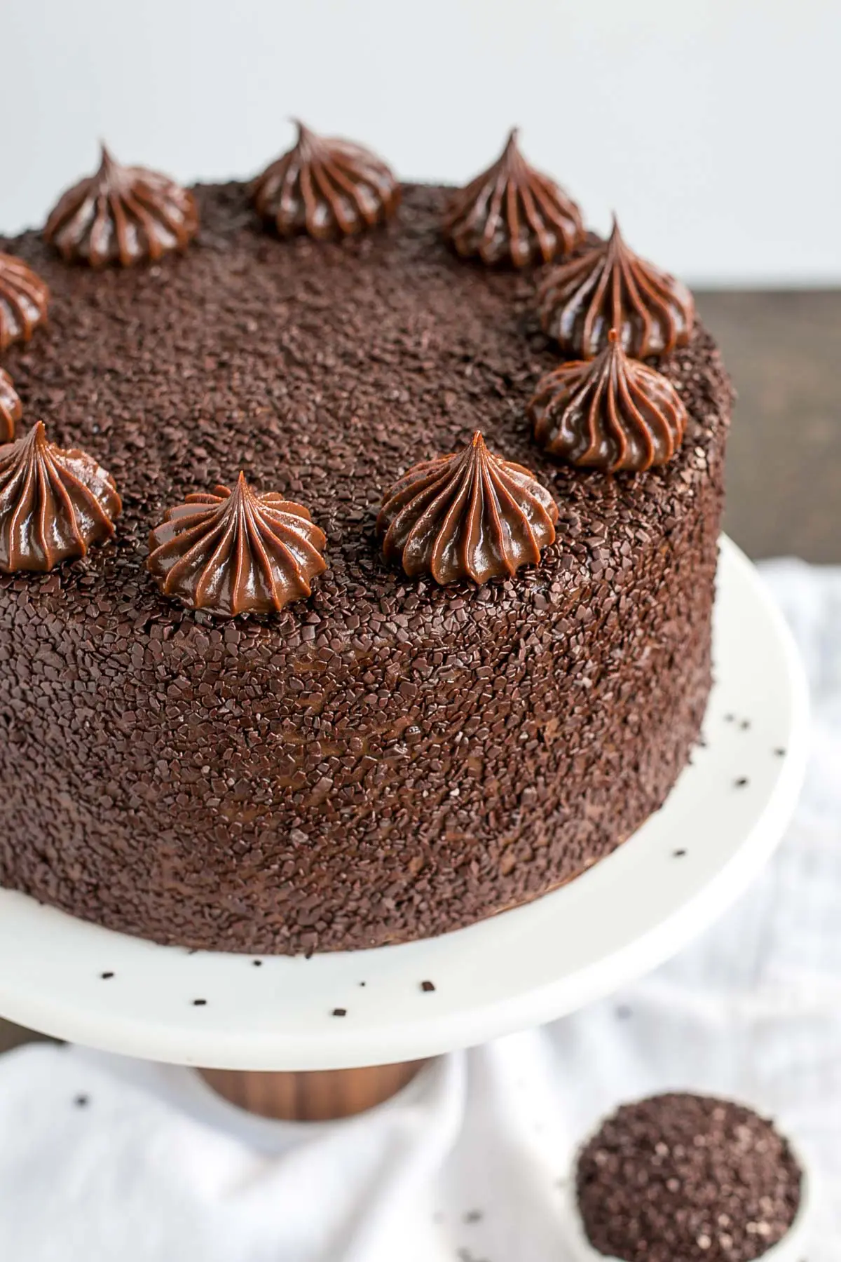 How to make Chocolate Ganache! A simple, two-ingredient recipe for a delicious frosting, filling, drip, or glaze. | livforcake.com Chocolate truffle cake using ganache as a filling and frosting.