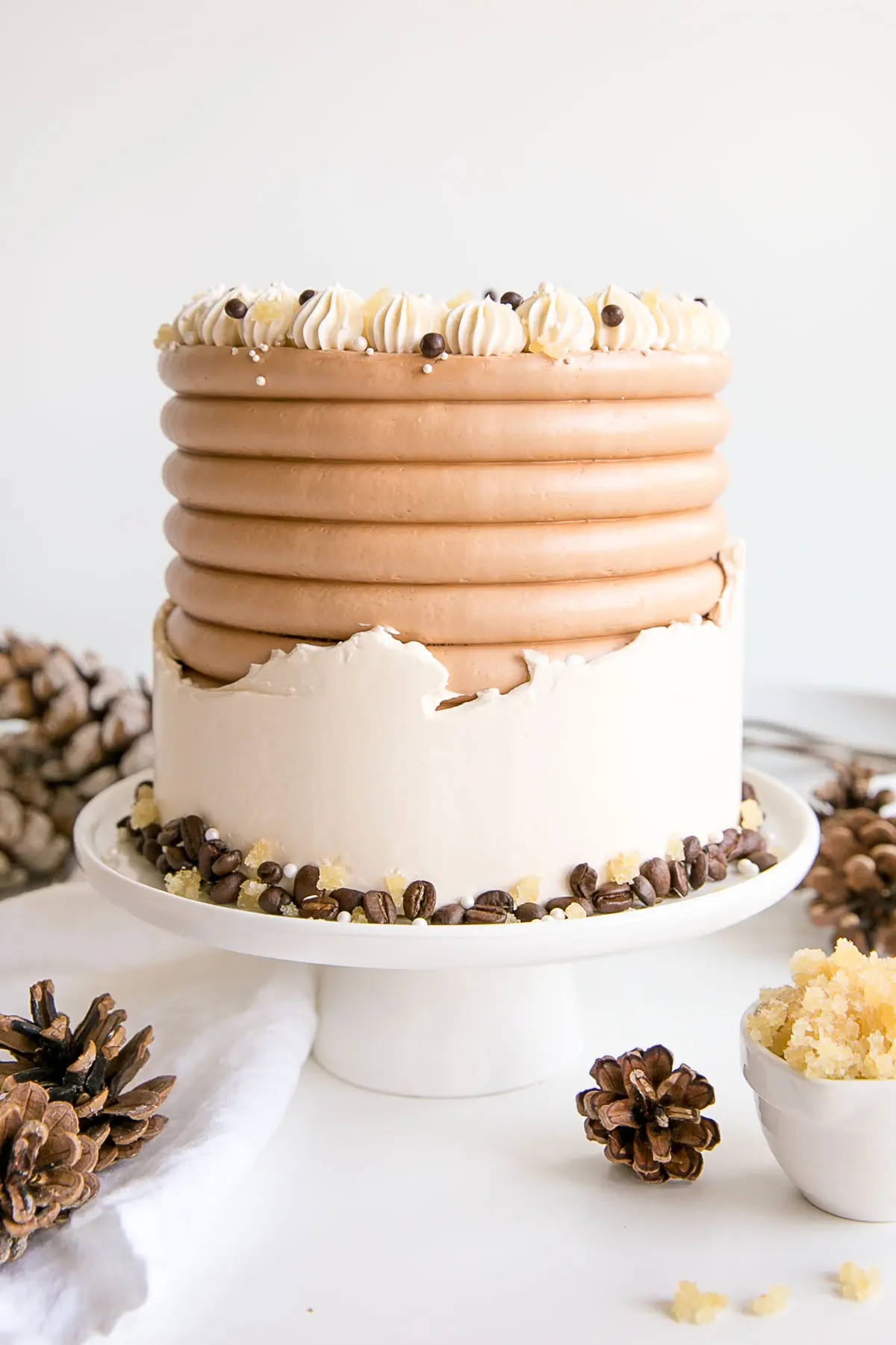 This Gingerbread Latte Cake is your favourite Holiday drink in cake form! Gingerbread spice cake layers with an espresso buttercream. | livforcake.com Gingerbread Cake with Espresso buttercream