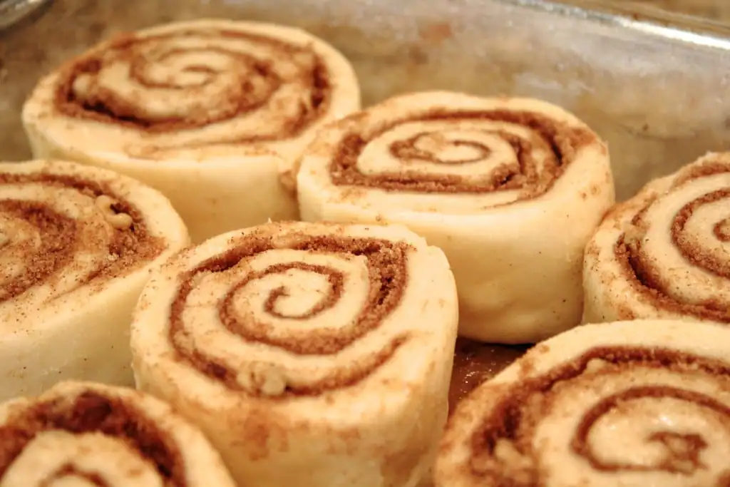 These easy overnight cinnamon rolls are a huge time saver! Make them in advance and pop them in the oven on Christmas morning. | livforcake.com Close up of cinnamon rolls before rising