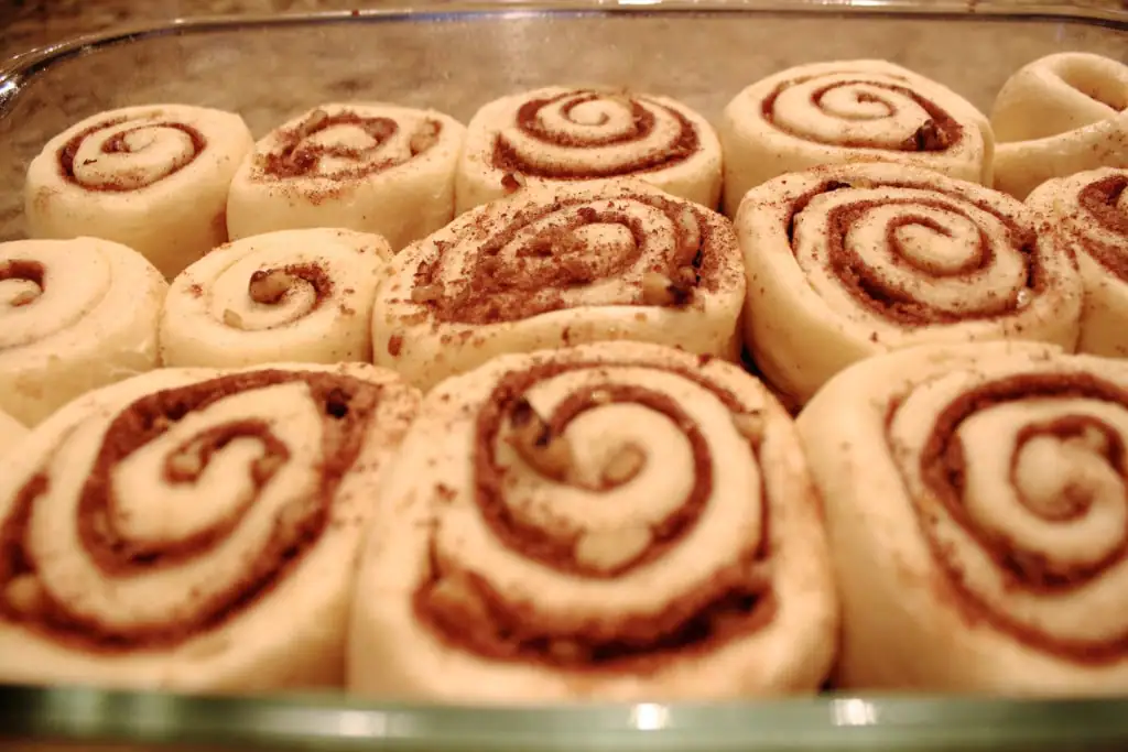 These easy overnight cinnamon rolls are a huge time saver! Make them in advance and pop them in the oven on Christmas morning. | livforcake.com Close up of risen cinnamon rolls
