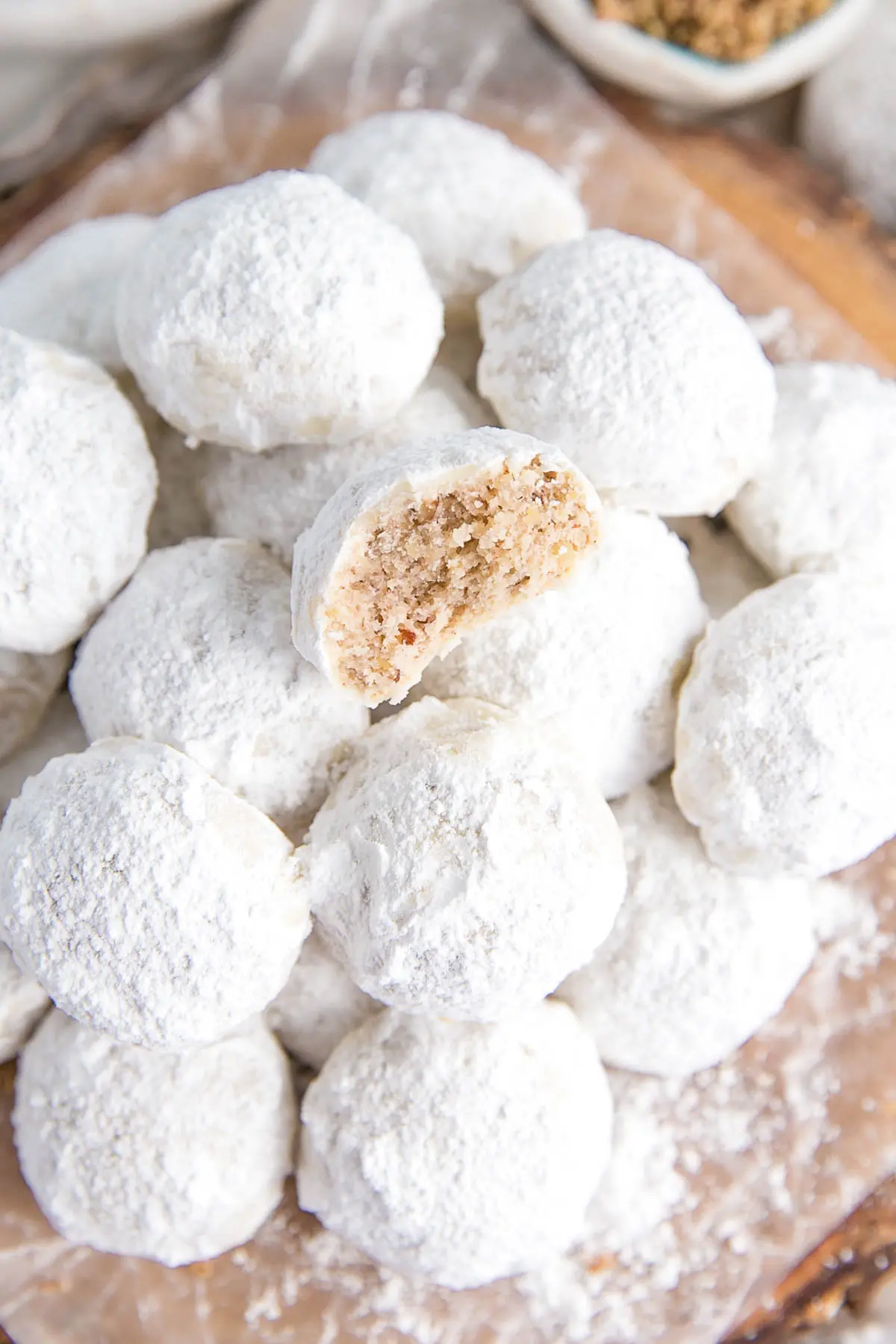 These Mexican Wedding Cookies (also known as Snowball Cookies or Russian Tea Cakes) are buttery, melt-in-your-mouth delicious! Pecan cookies with a hint of cinnamon dusted with powdered sugar. | livforcake.com Pecan butter cookies dusted with powdered sugar.