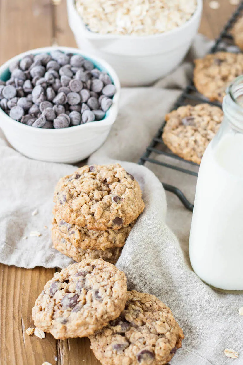 The BEST soft and chewy oatmeal chocolate chip cookies. | livforcake.com Oatmeal chocolate chip cookies oats and chocolate chips.