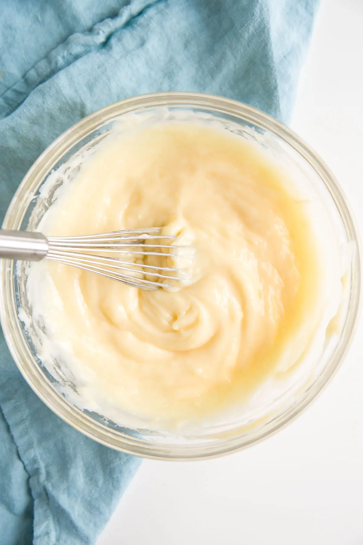 This easy Pastry Cream (Creme Patissiere) recipe is simple and delicious. A rich and creamy vanilla custard you can use in a variety of decadent desserts. | livforcake.com Perfectly smooth whisked pastry cream.