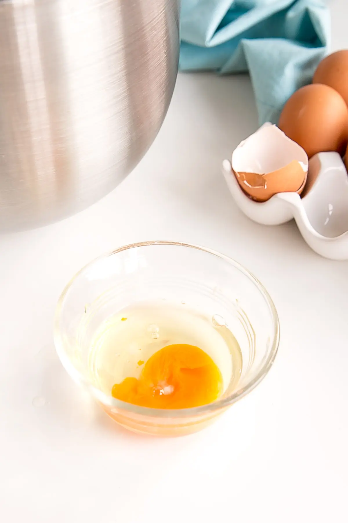 This tutorial on how to make Swiss Meringue buttercream is the only resource you'll need to make the smoothest, silkiest frosting! | livforcake.com Broken yolk