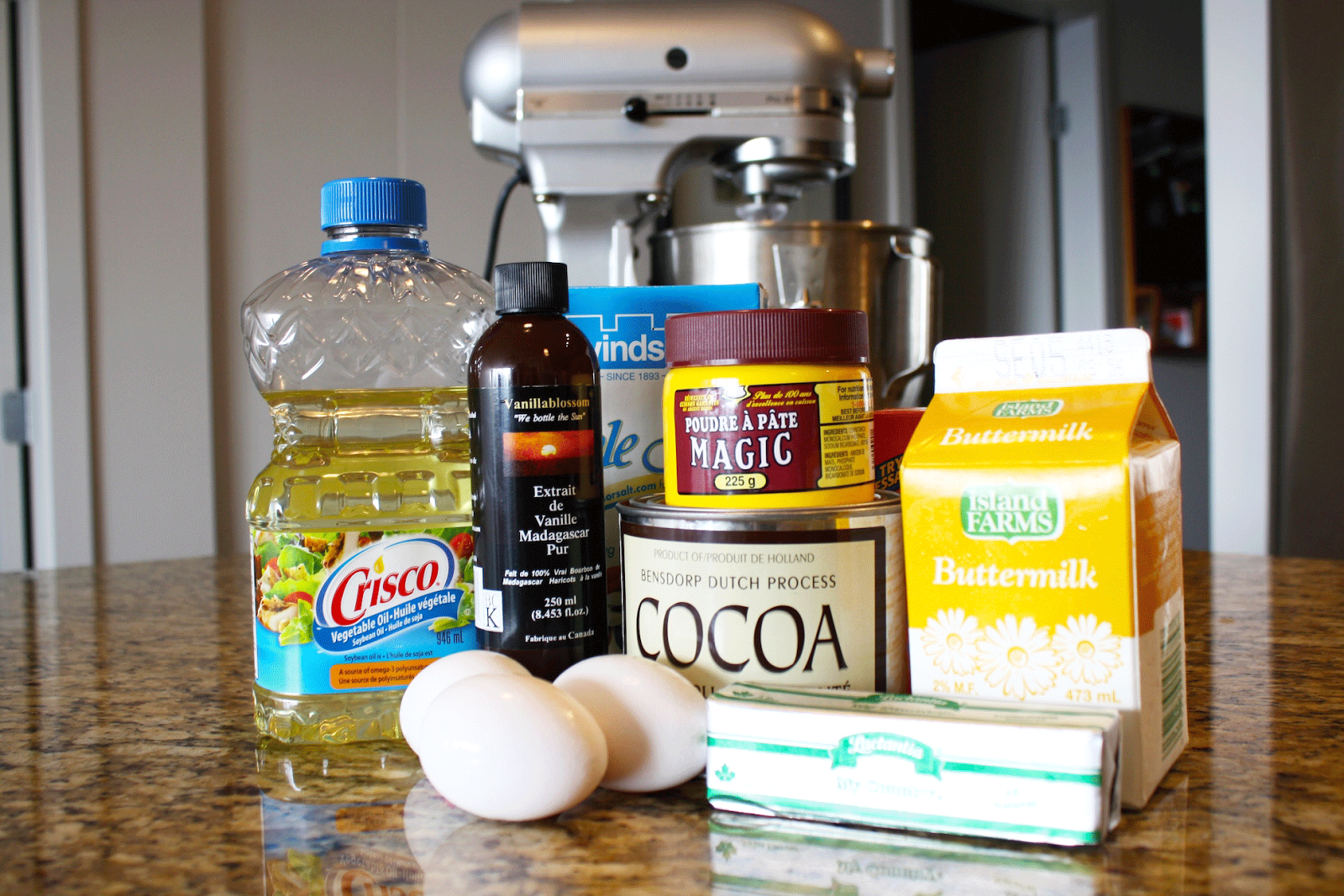 Ingredients to make the cake.